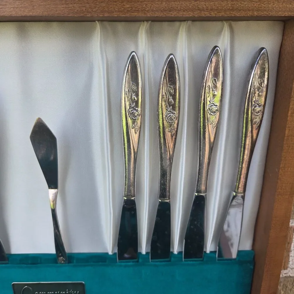 Vintage Community Silverplate Flatware 29pc Set Wood Chest Floral Pattern